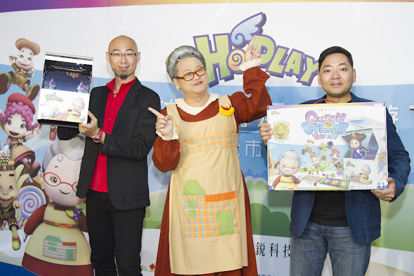 奇銳取得兒童節目「水果冰淇淋」授權，將節目人物變為桌遊角色。奇銳科技執行長林昶龍（左）、水果奶奶（中）、奇銳科技技術長謝忠和（右）。（圖片來源：郭涵羚攝）