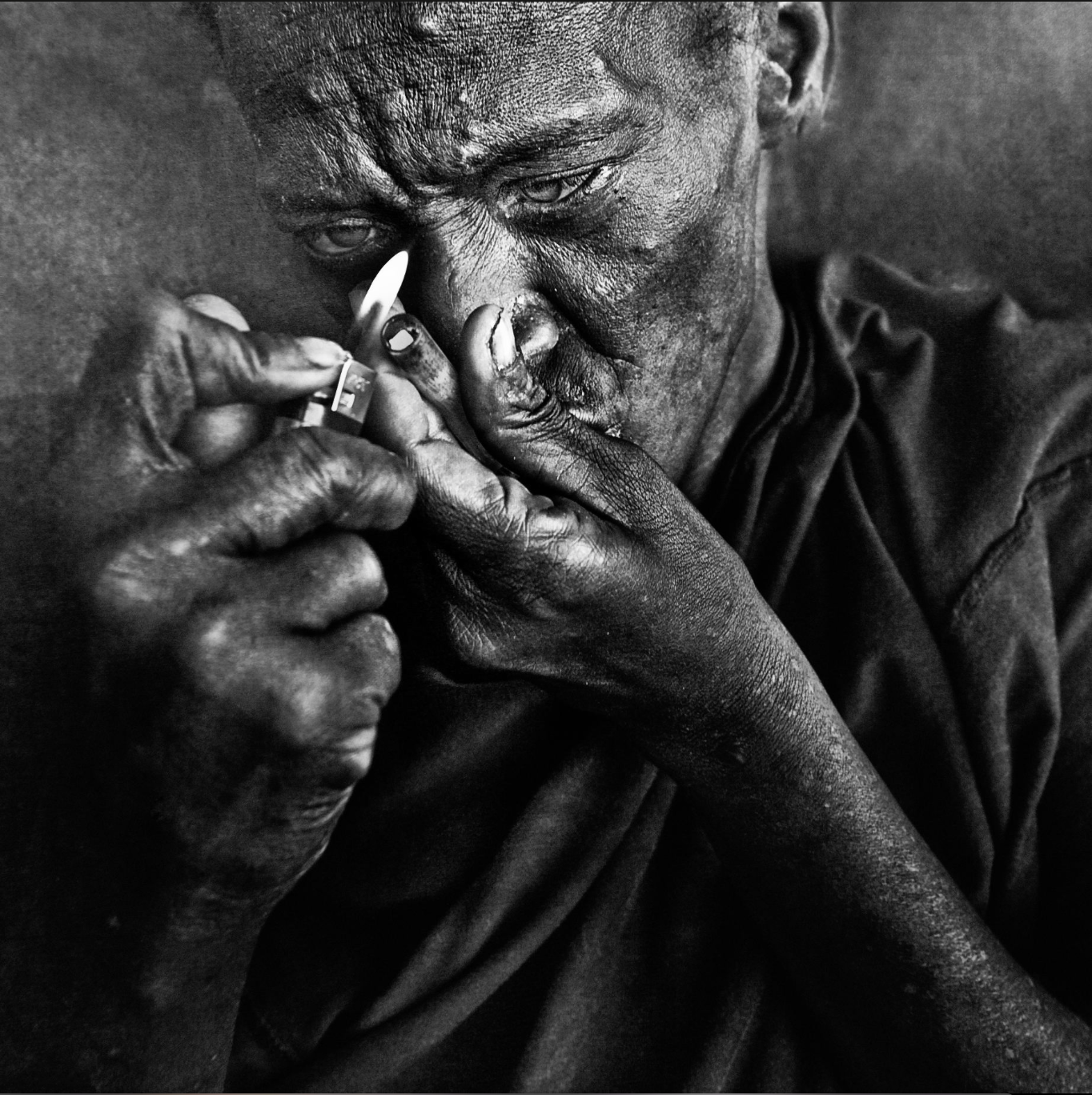 Сильный мужчина плачет. Ли Джеффрис. Ли Джеффрис портреты бездомных. Шедевры черно белого фото.