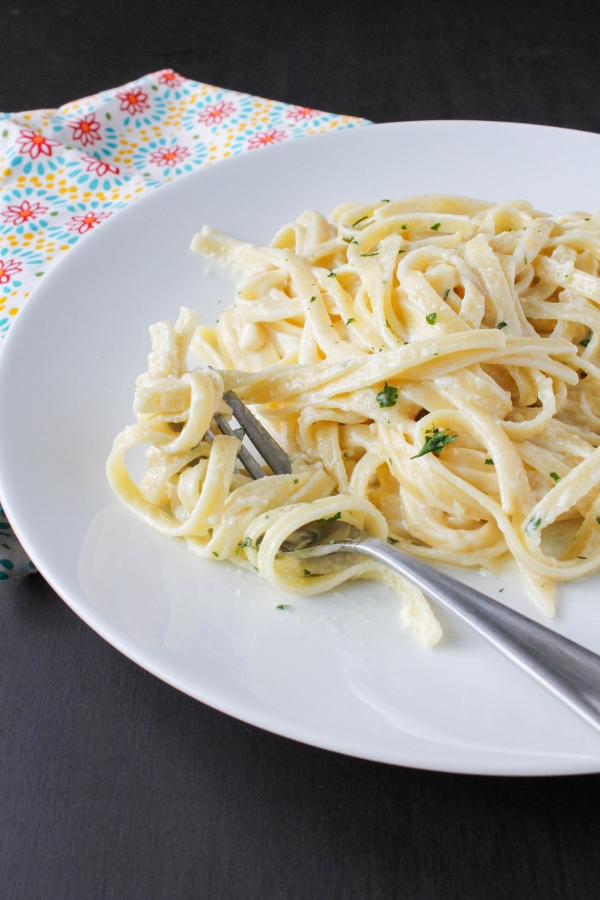 With just a handful of fresh ingredients and 30 minutes of time, you can have this creamy and delicious Homemade Fettuccine Alfredo on the dinner table!