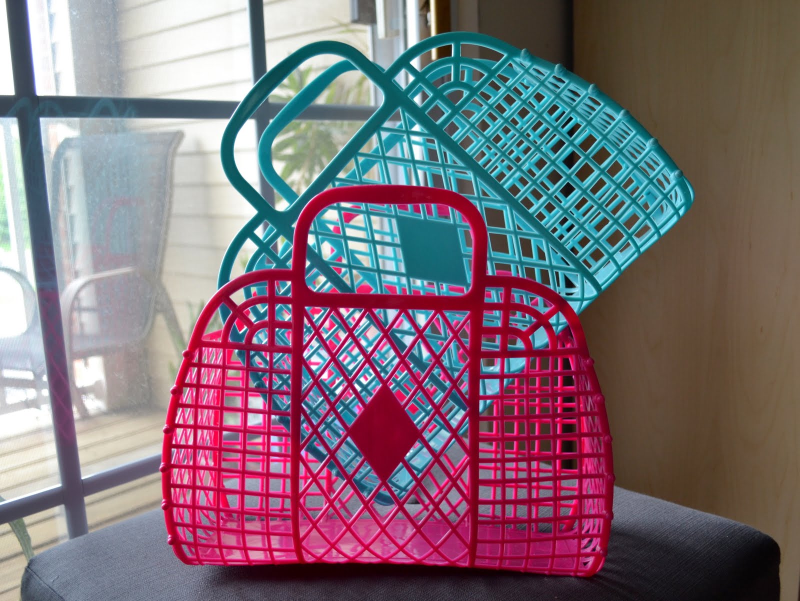 plastic beach tote with holes