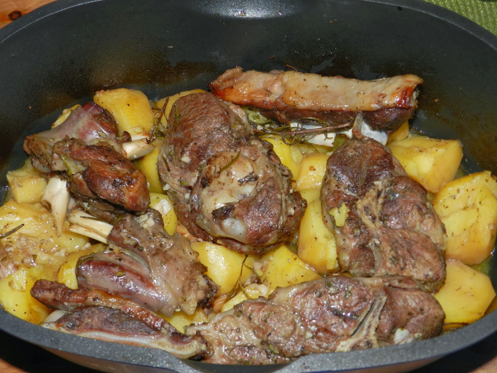 Запеченная баранина с картошкой