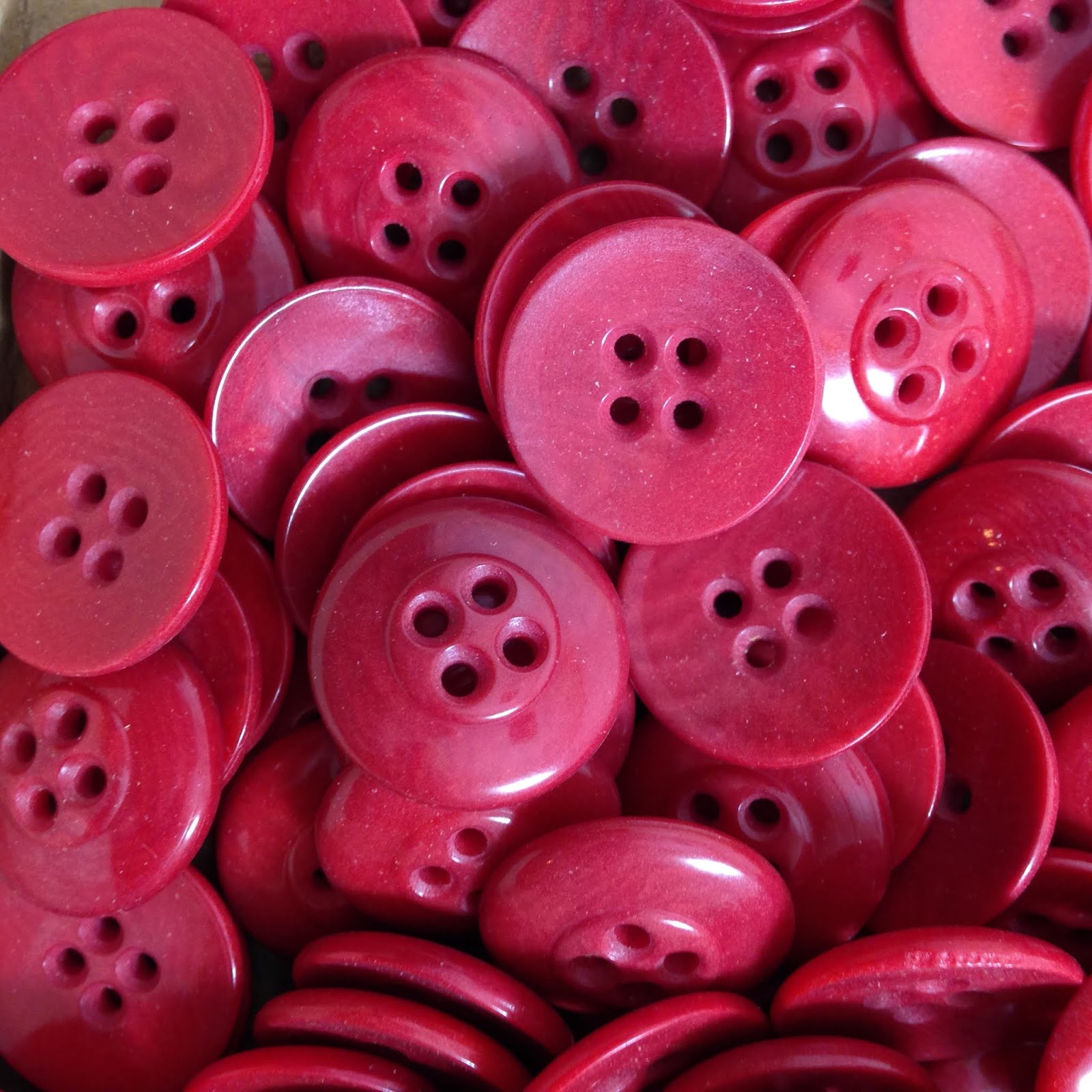 Lot de 6 boutons en bois poupée russe rose et marine 30mm -   - Vente en ligne d'articles de mercerie