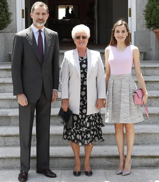 Queen Letizia met with Princess Muna Al Hussein. Queen Letizia wore Hugo Boss Rizalia Flare skirt and carried Uterque bag
