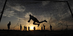 fonte:<https://uolesporte.blogosfera.uol.com.br/2014/12/02/13-maneiras-de-jogar-futebol-na-rua/>