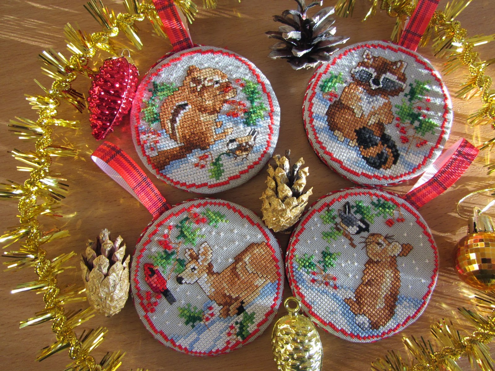 поделка новогодний хоровод. идеи на новый год 2021 своими руками. елочные игрушки из арахиса. новогодняя поделка тигр. елочные игрушки животные.