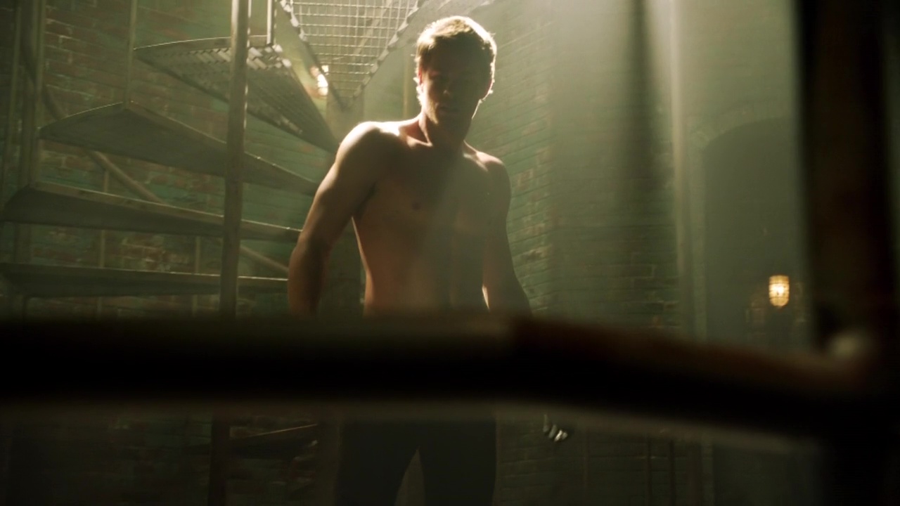 Luke Mitchell shirtless in The Tomorrow People 1-02 "In Too Deep"...
