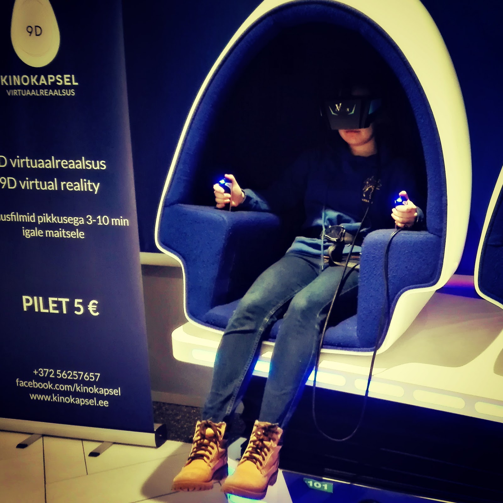 Lariata blog about handmade crafts and beading 9D cinema capsule