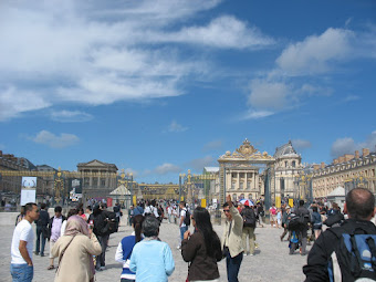 Crowds approaching Versailles
