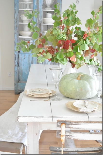 Decoración de Otoño en la mesa: Calabazas, flores y velas......