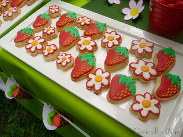 CreastelleParty - Fraise Kawaii - sablés décorés / Kawaii Strawberry - decorated cookies