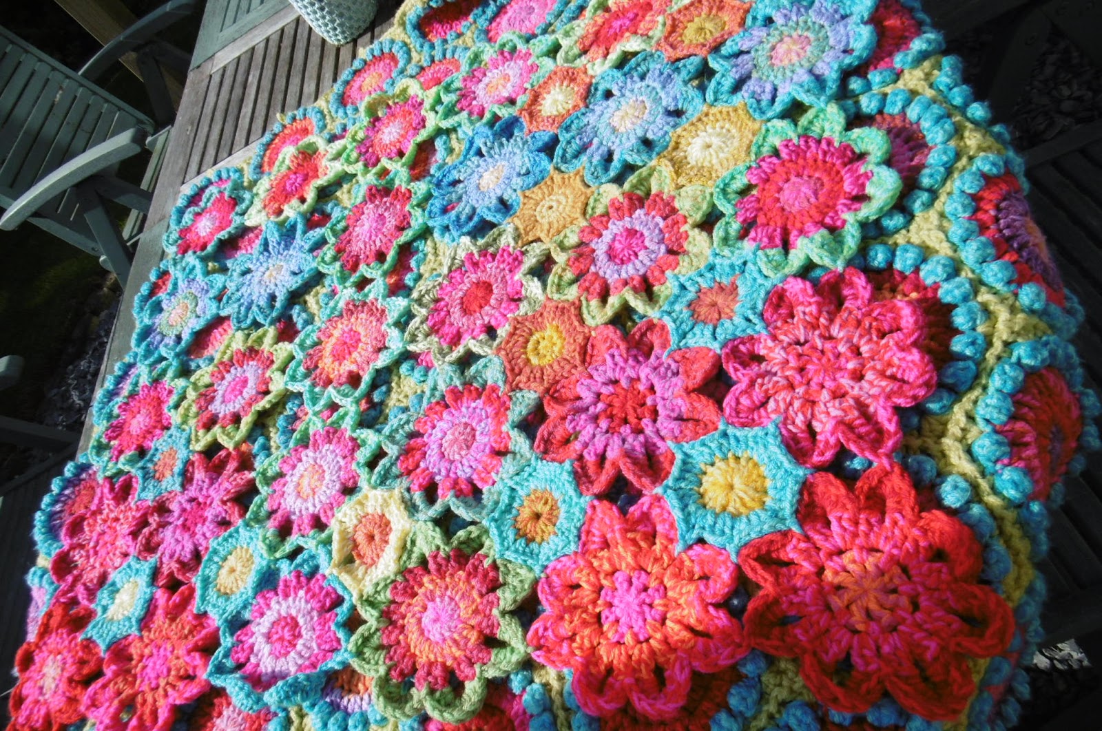 Susan Pinner: GRANNY SQUARE HOME PROJECT..WRAPPED CUSHION