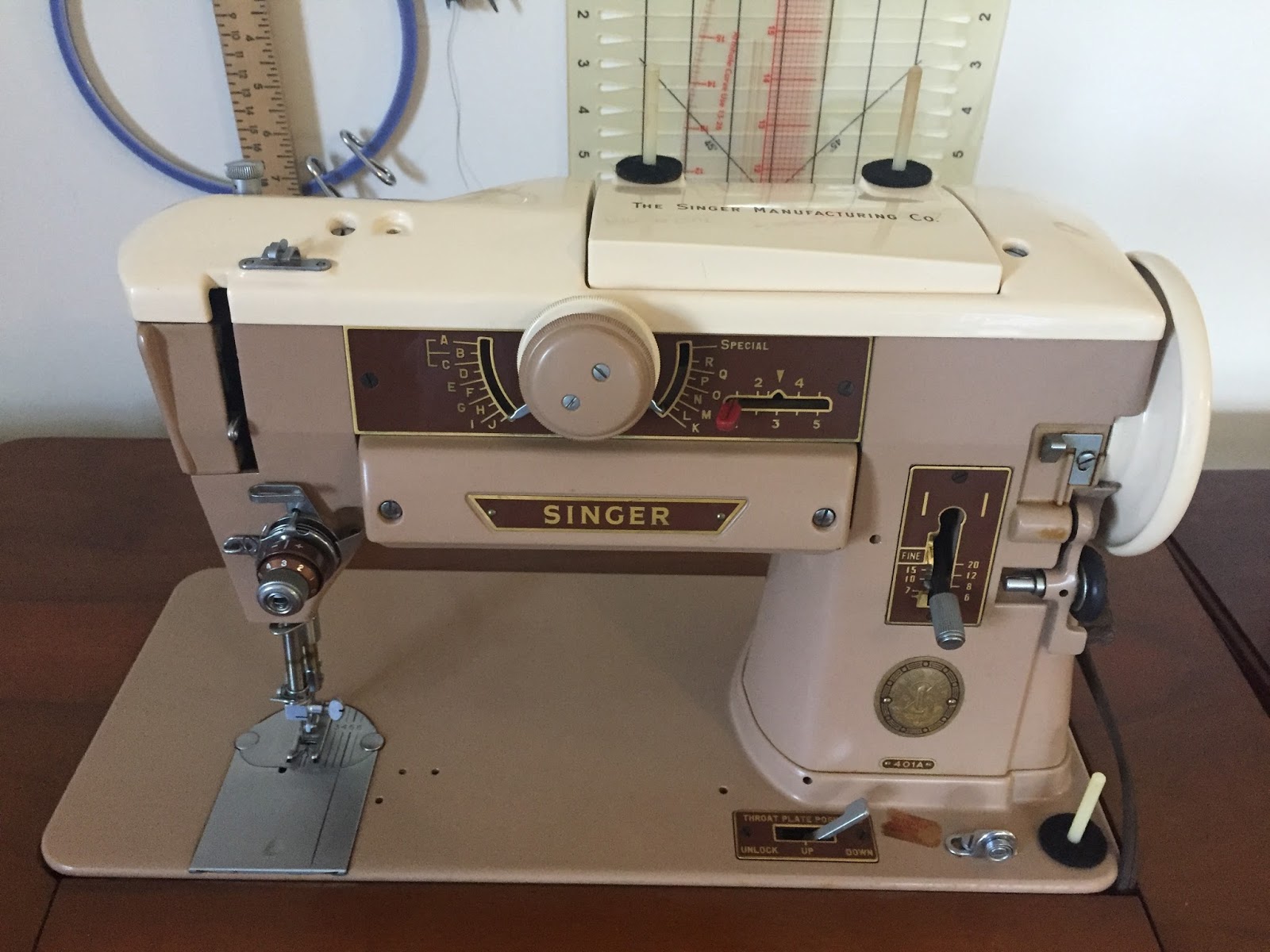 Running Stitches: Singer 401 - My First Impressions