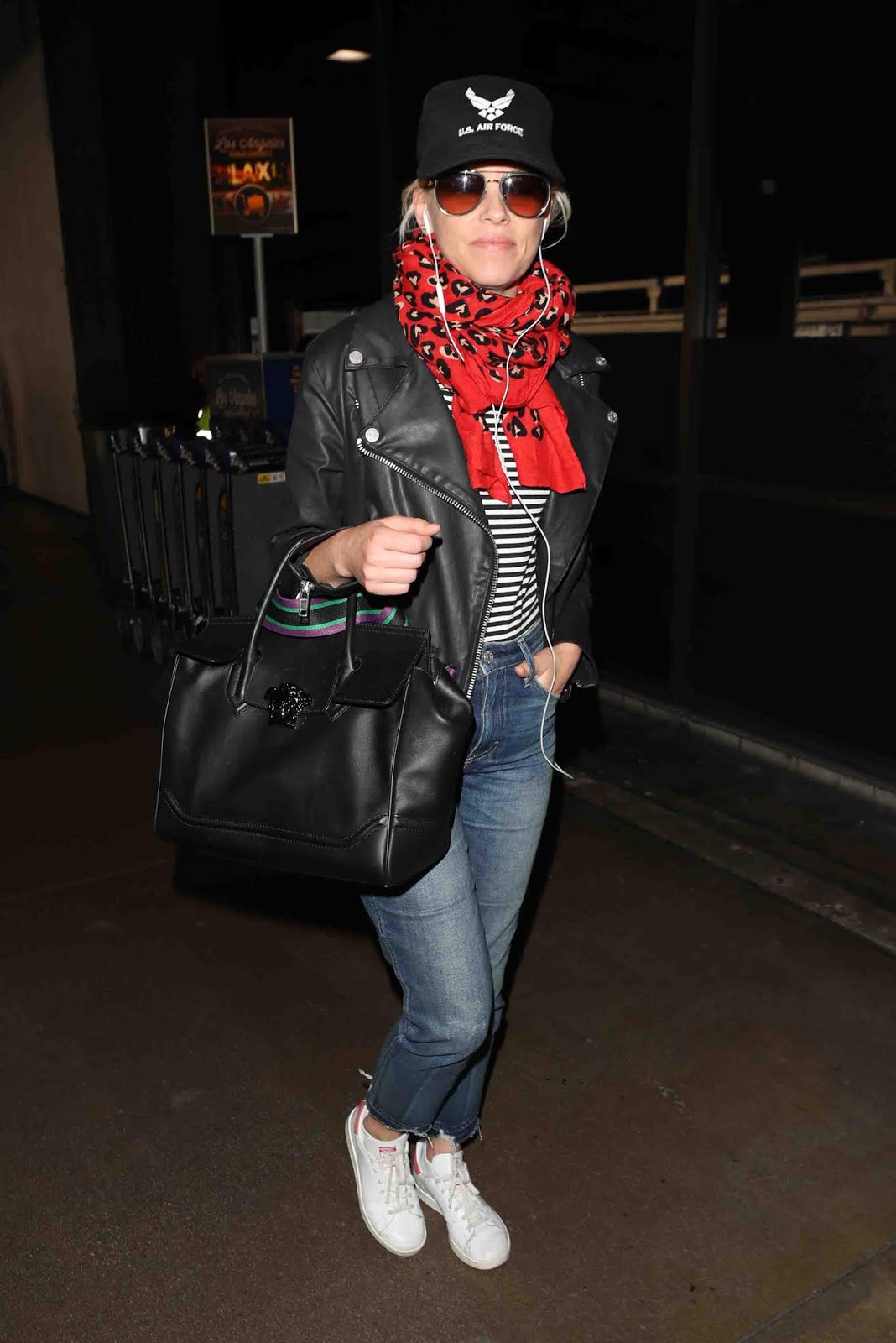 ELIZABETH BANKS @ LAX INTERNATIONAL AIRPORT