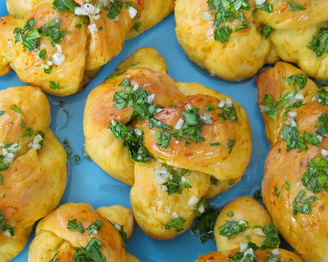 Тыквенные закусочные булочки "Узелки" (Pumpkin Garlic Knots)