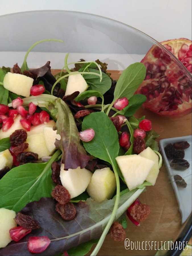 Ensalada de brotes, granada y manzana con vinagreta de lima