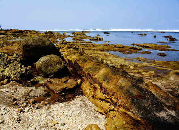 Hamparan Batuan di Pantai Karapyak (http://ghost-ships.blogspot.co.id/) Hamparan Batuan di Pantai Karapyak (http://ghost-ships.blogspot.co.id/)