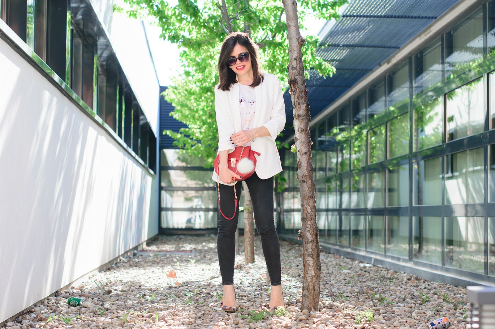Look con blazer blanca y jeans negros de Zara