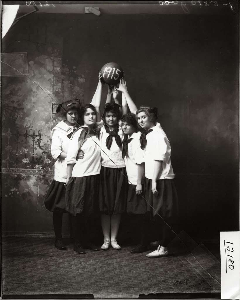 Interesting Vintage Portrait Photos Of American Women s Basketball interesting-vintage-portrait-photos-of-american-women-s-basketball