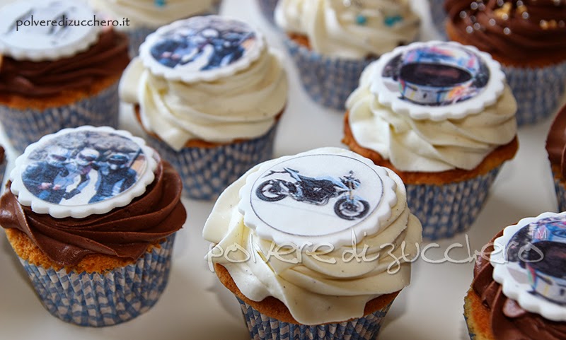 cupcakes alla vaniglia e cioccolato decorati per un motociclista