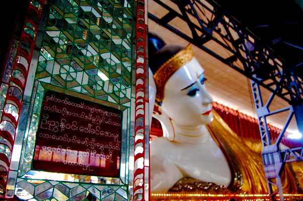 bowdywanders.com Singapore Travel Blog Philippines Photo :: Myanmar :: The Giant Reclining Buddha Of Yangon