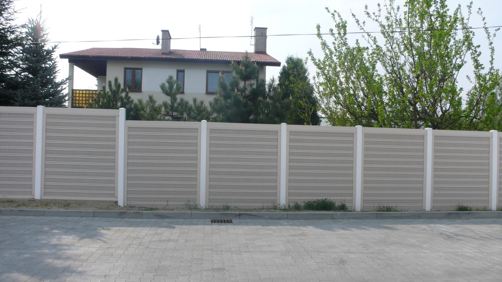 Nowoczesne ogrodzenia PCV ze sztachet plastikowych