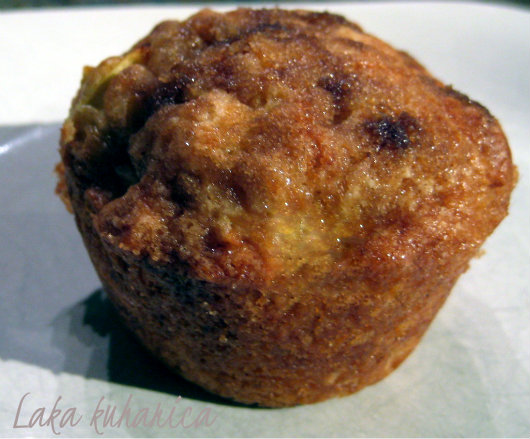 Easy apple and cinnamon muffins by Laka kuharica combine wonderful taste of apples and cinnamon.