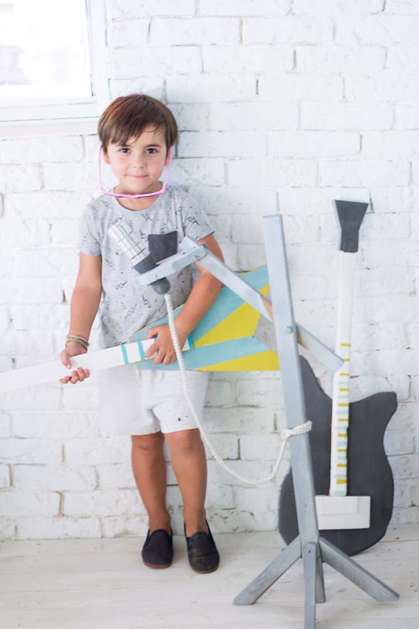 Guitarras y micrófono de madera diy