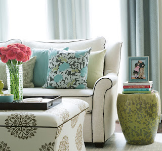 Sugestões para decorar a sala e o quarto em azul, numa casa cheia de estilo.