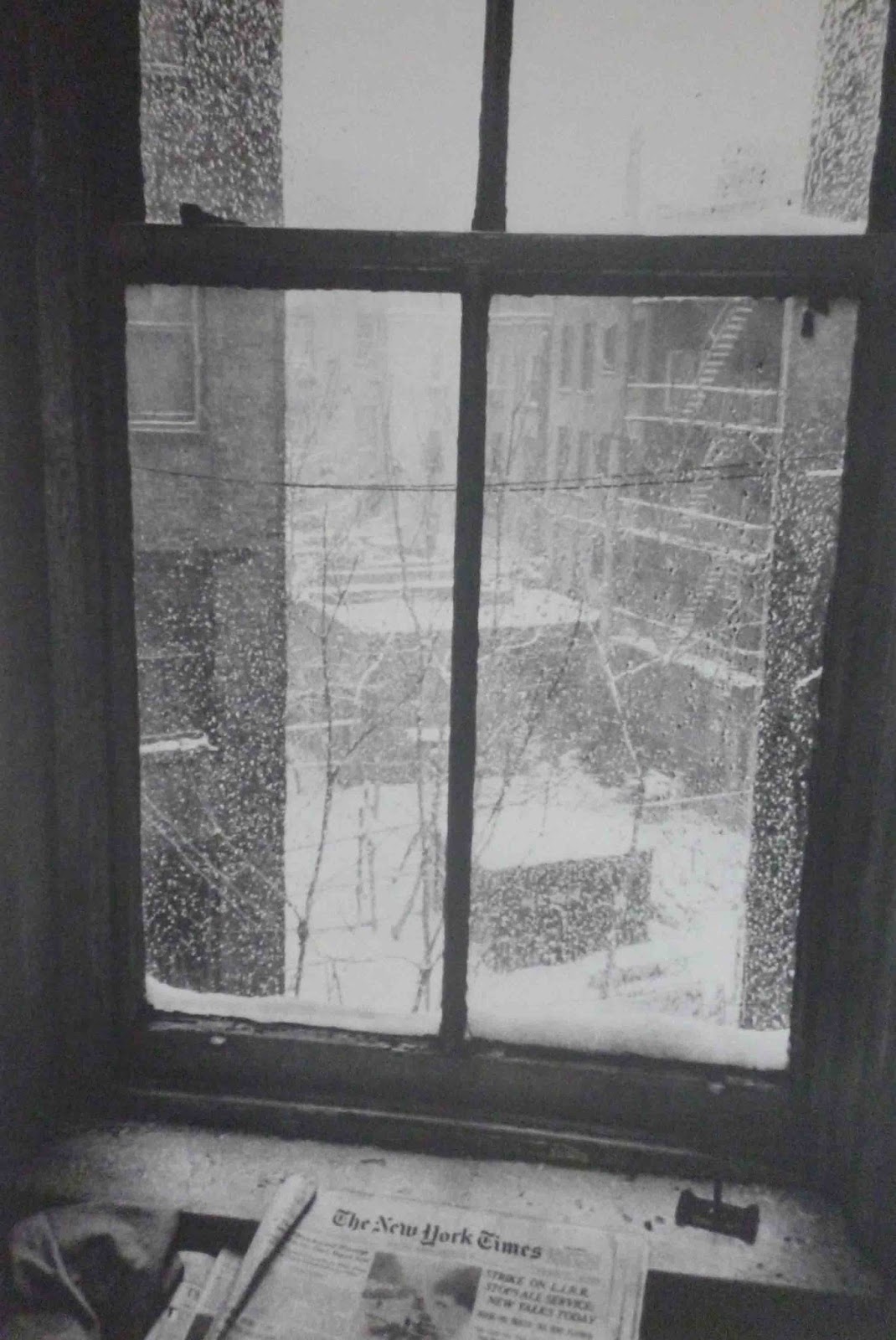 блокадное окно картинки. заклеенные окна во время войны. окна блокадного ленинграда крест накрест. блок окна. заклеенные окна в блокадном ленинграде.