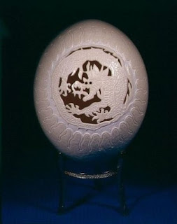Decoración de huevo con dragón.