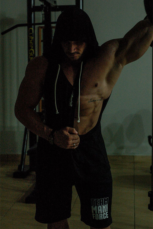 Paulo Ficcio, o Fitness Monstro, posa para ensaio em academia. Foto: Marcela Monteiro