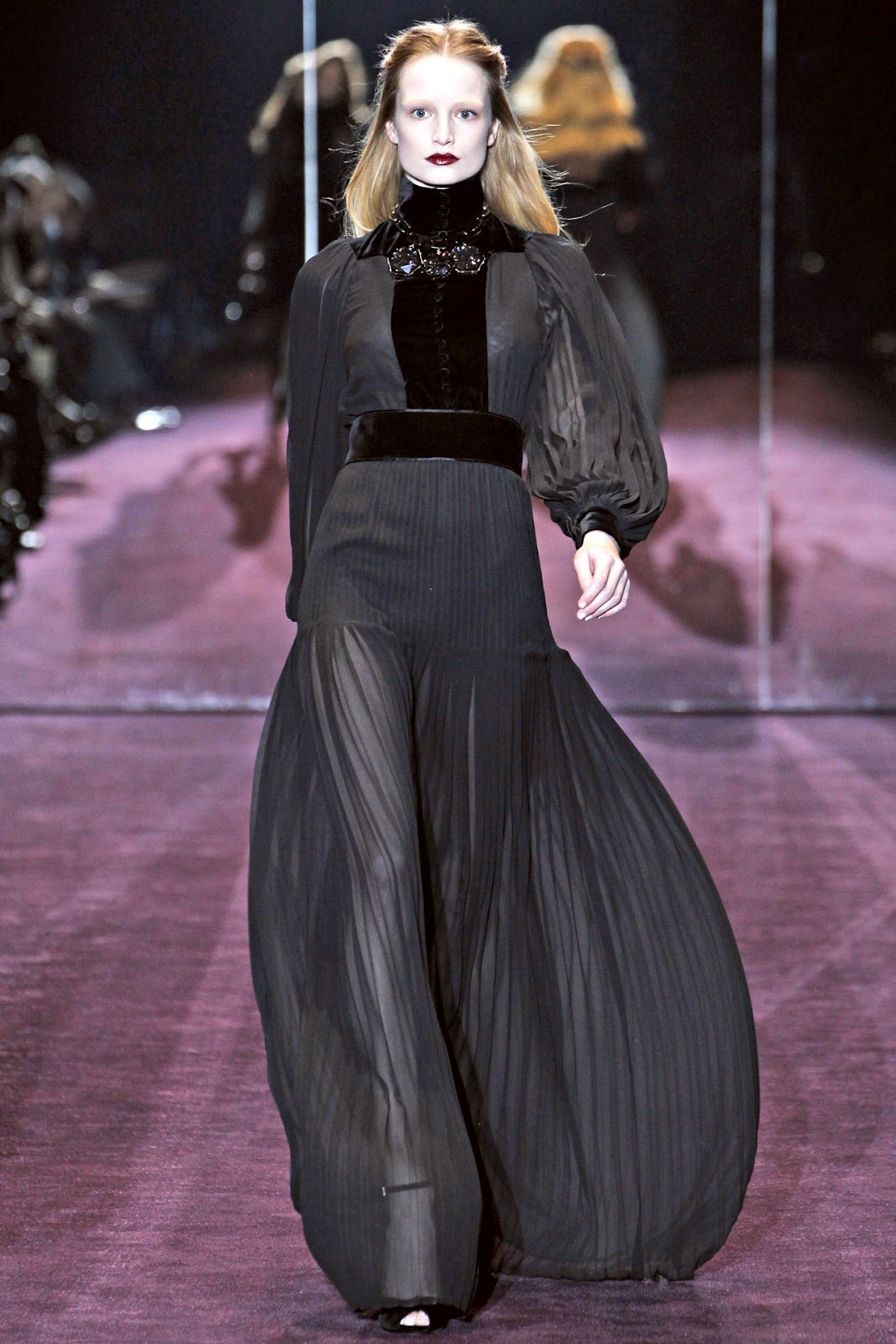 Черный подиум. Платья от гуччи от Кутюр. Платья гуччи черное 2012. Готический стиль мода. Готический стиль высокая мода.