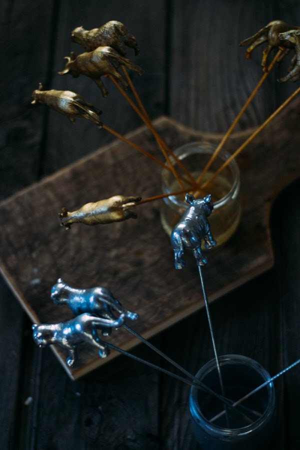 Palitos con animalitos de plástico diy