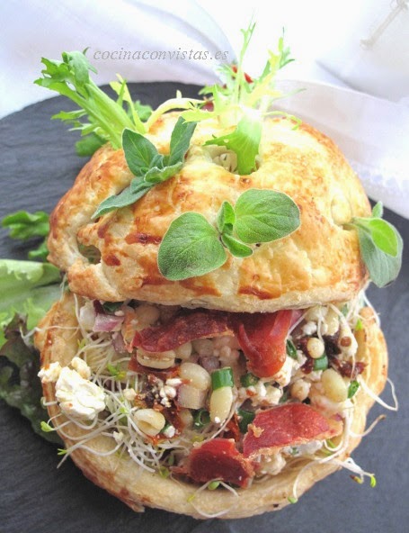 Ensalada de trigo tierno, queso feta, tomate seco, brotes verdes y crujiente de jamón.