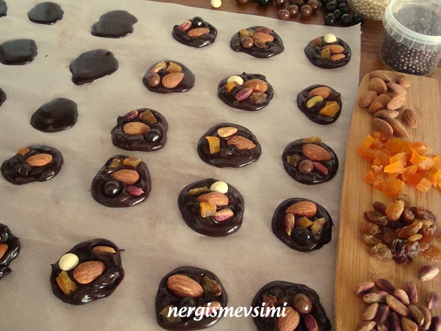 nergismevsimi KURUYEMİŞLİ ÇİKOLATA (ROCHES )