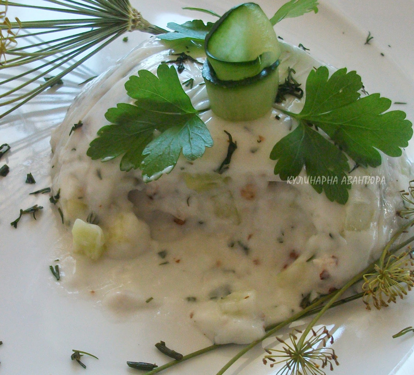 Таратор по-болгарски с огурцом и редисом