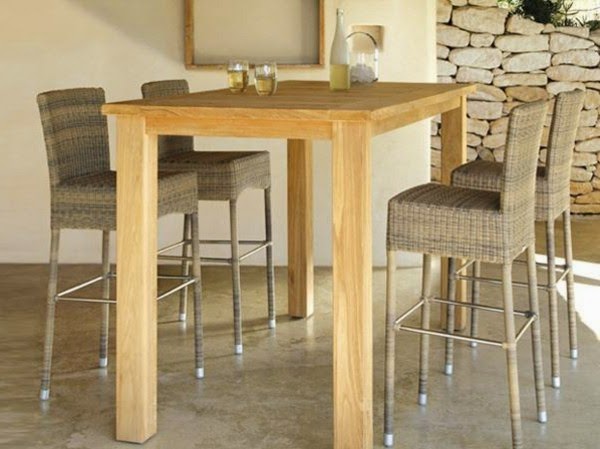 Table made of wood – set design and classic!