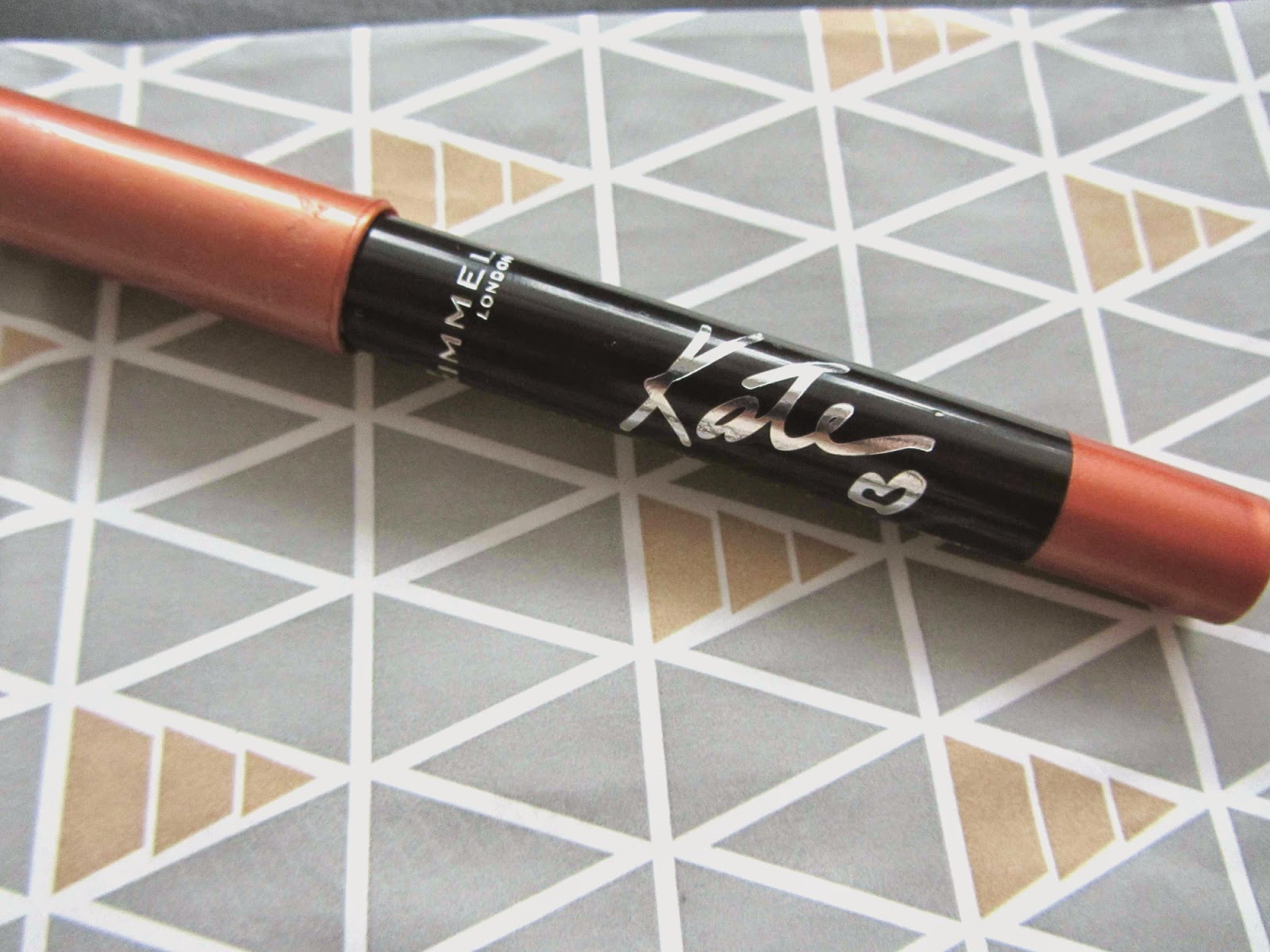 Beauty Galore Rimmel Scandaleyes Eyeshadow Stick by Kate в цвят Rose Gold