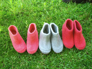 sapatos tricotados e feltrados número 37 tres sapatos tricotados, tingidos e feltrados número 37