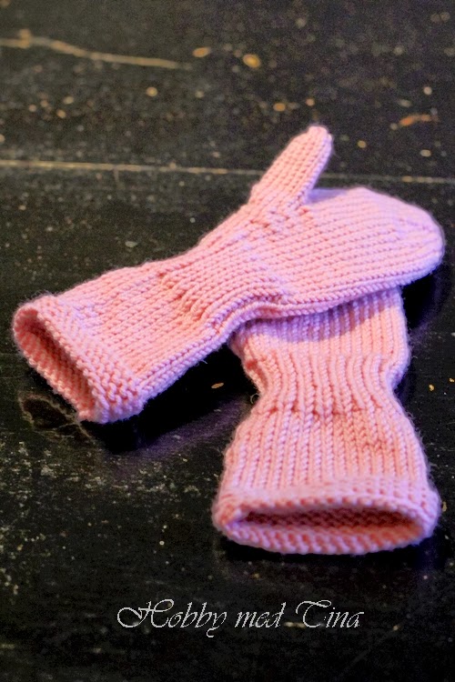 Strikket Barnehagevotter Med Bobleteknikk I Forskjellige Farger Og Mønstre