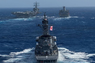 Kapal Induk Amerika Serikat dan Kapal Perang Jepang 