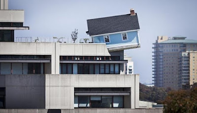 Ada Rumah Biru Nyangkut di Atap Universitas California