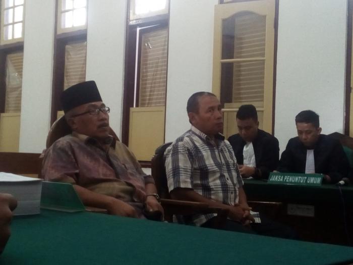 Sekda Asahan Sofyan (kiri) dan Darwin saat menjalani persidangan kasus dugaan korupsi MTQ ke-35. Sekda Asahan Sofyan (kiri) dan Darwin saat menjalani persidangan kasus dugaan korupsi MTQ ke-35.