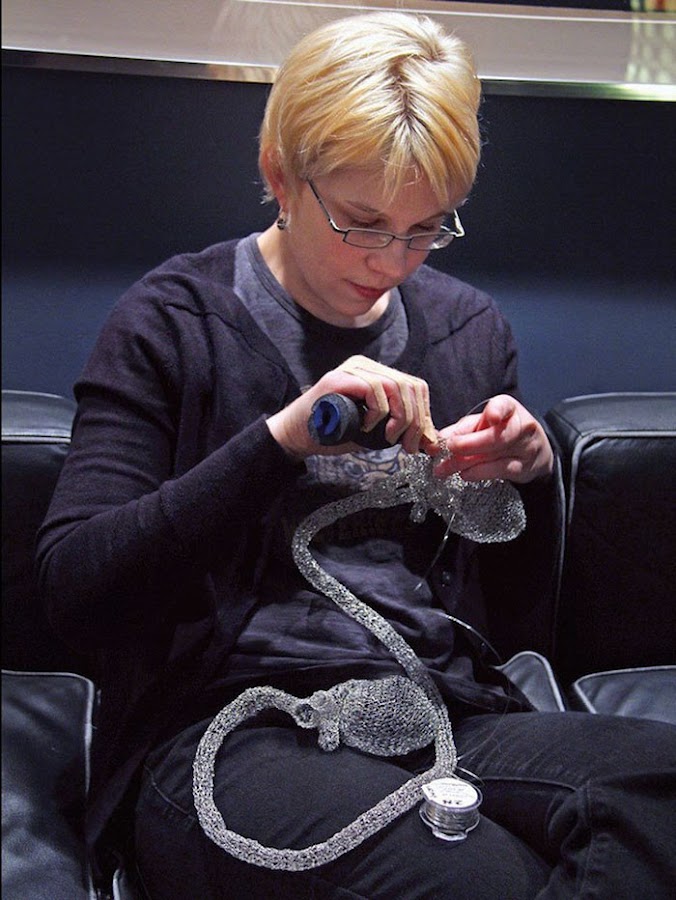 Anne Mondoro, ganchillo, corazon tres de, amigurumi corazon heart, alambre, corazon de hierro, como tejer un corazon, estas enfermo del corazon, manualidades con alambre