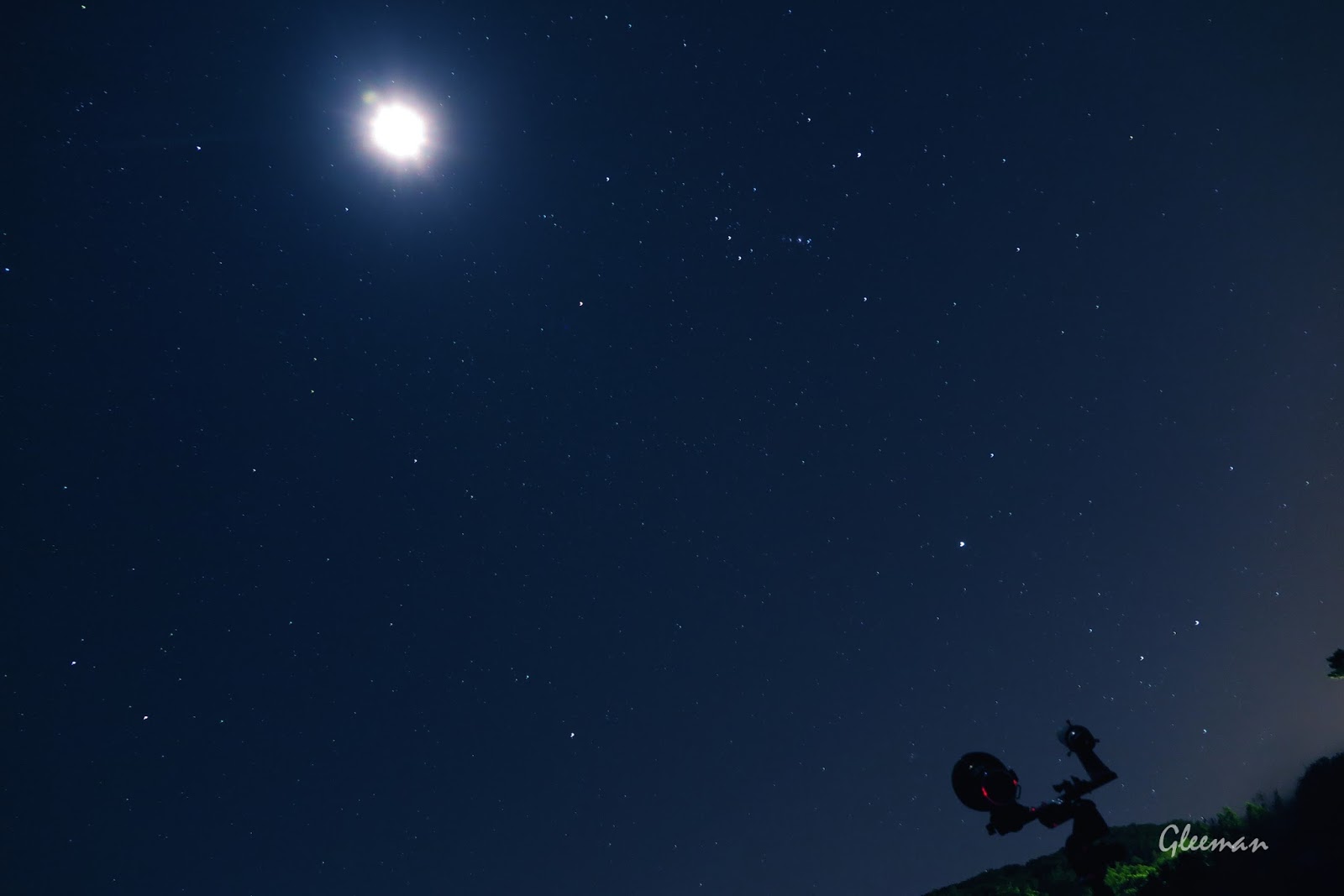 moon, 拍彗星的同時，凱凱用Canon G1x MK2 在一旁拍的^^ 月亮還蠻亮的
