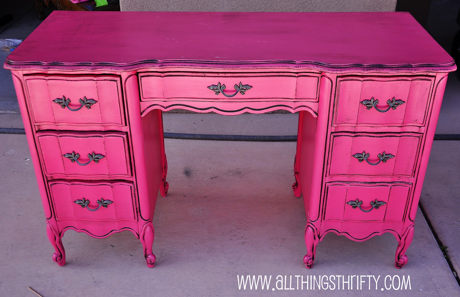 No1sygrlmail Day Dreaming About Pink Desks So Bright This Reminds Me Of Betsey Johnson