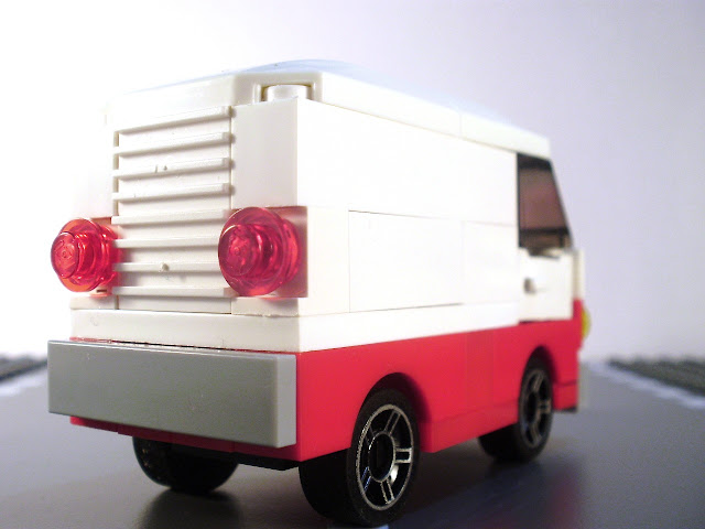 MOC LEGO carrinha branca e vermelha