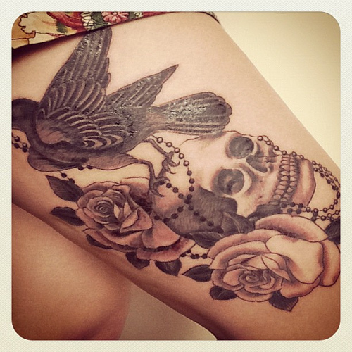 sembrono: Beautiful Design Flowers Thigh Tattoo