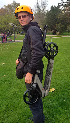 скутер в сгънат вид носене през рамо с ремък колан