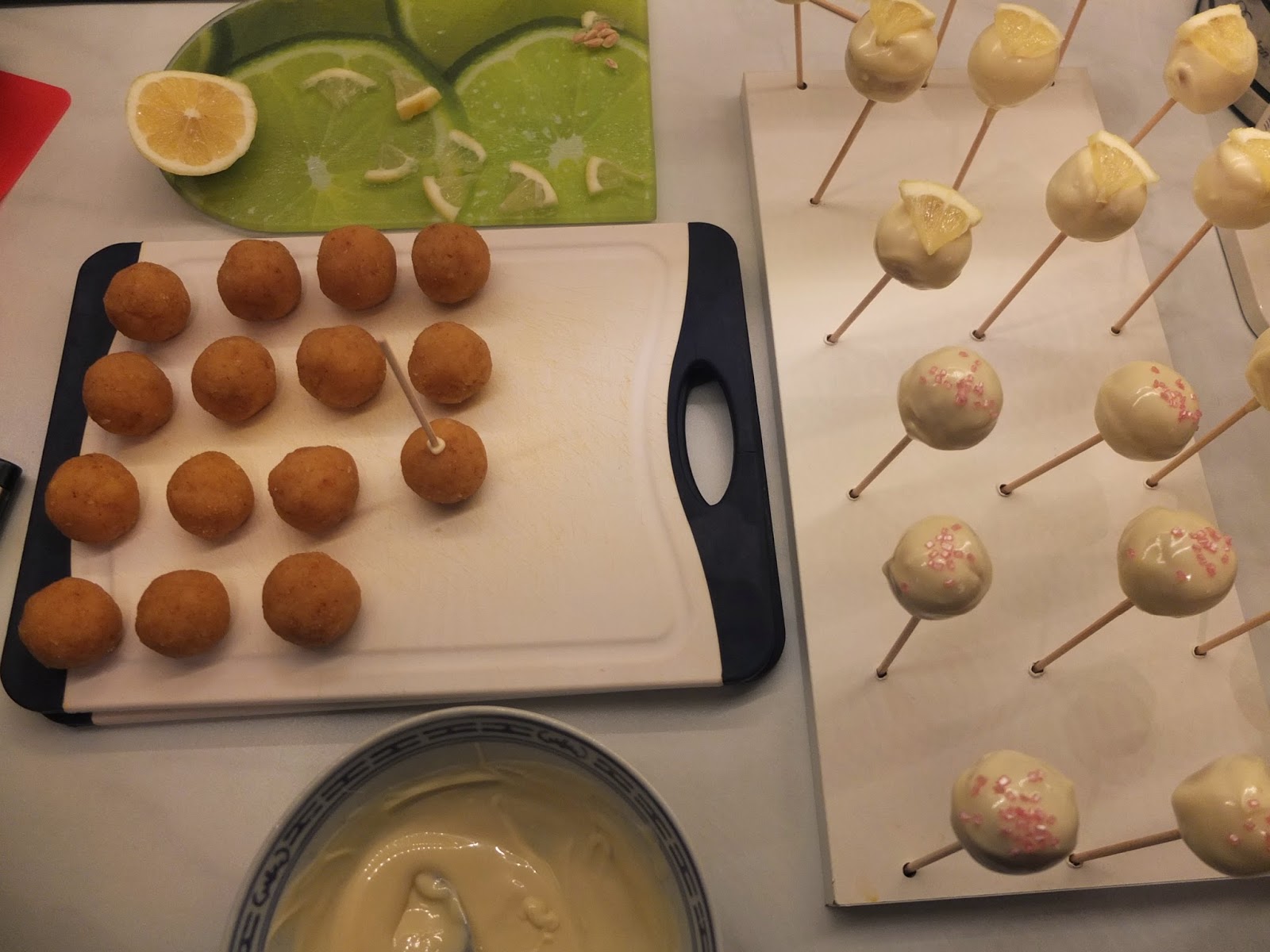 Pâtisserie Nadine: Zitronen und Vanille Cake Pops